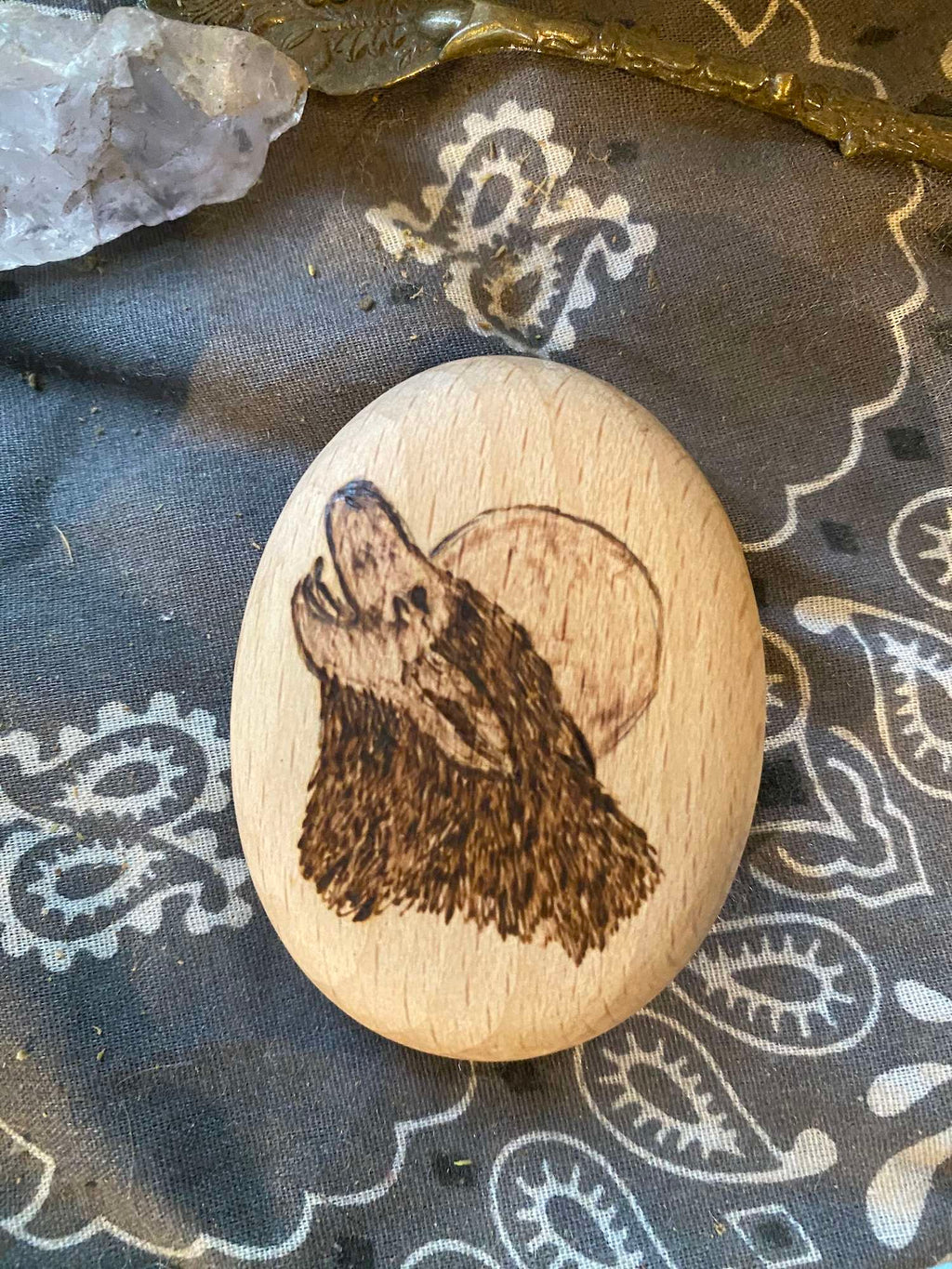 Wayfinder Pebble - Wolf Howling image