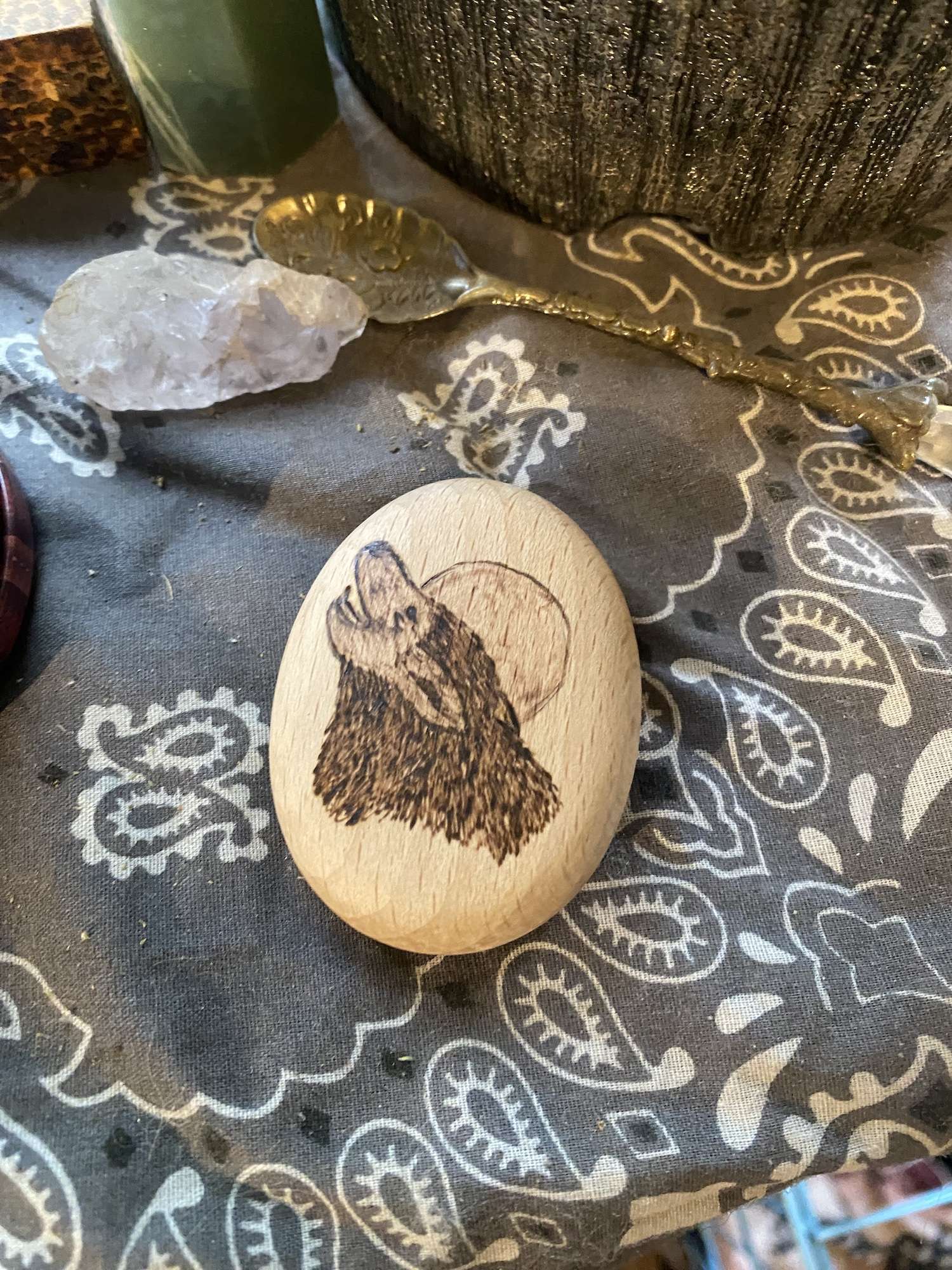 Howling Wolf Spirit Stone – Hand-Burned Pyrography Pebble - Image 2